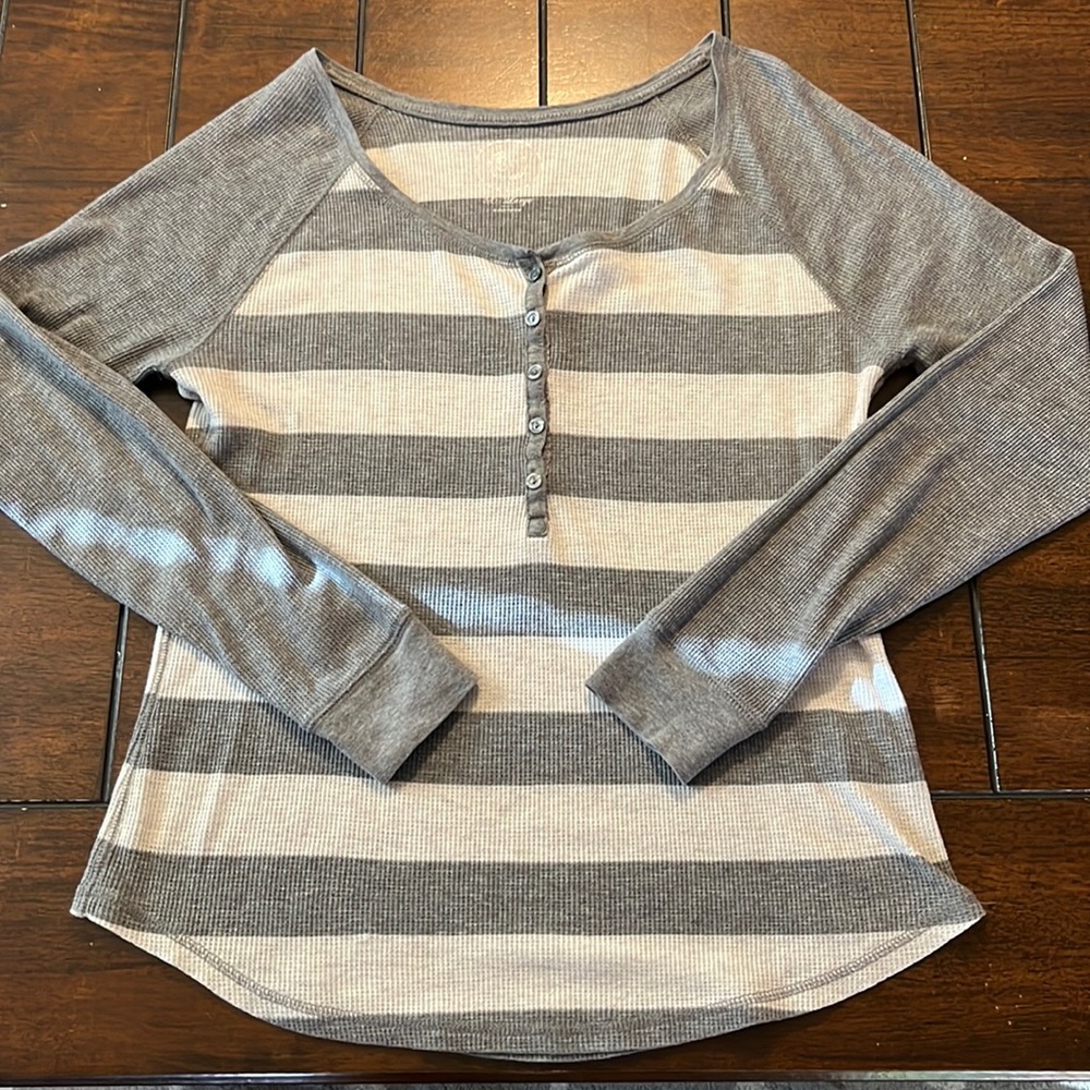 Gray / white long sleeve waffle tee